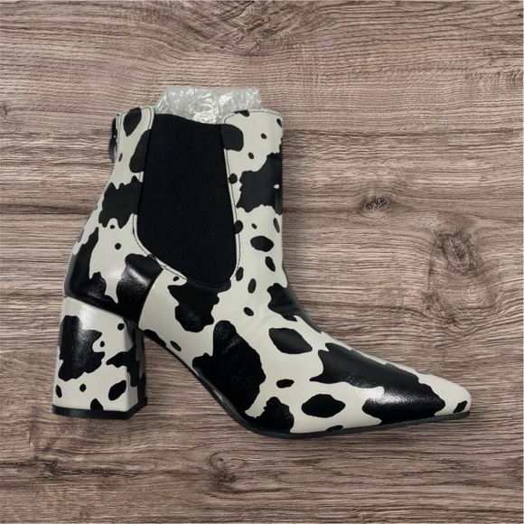 Chelsea Stylish Western Cow print Black and White Women's Ankle Boots♥️ - Picture 2 of 5
